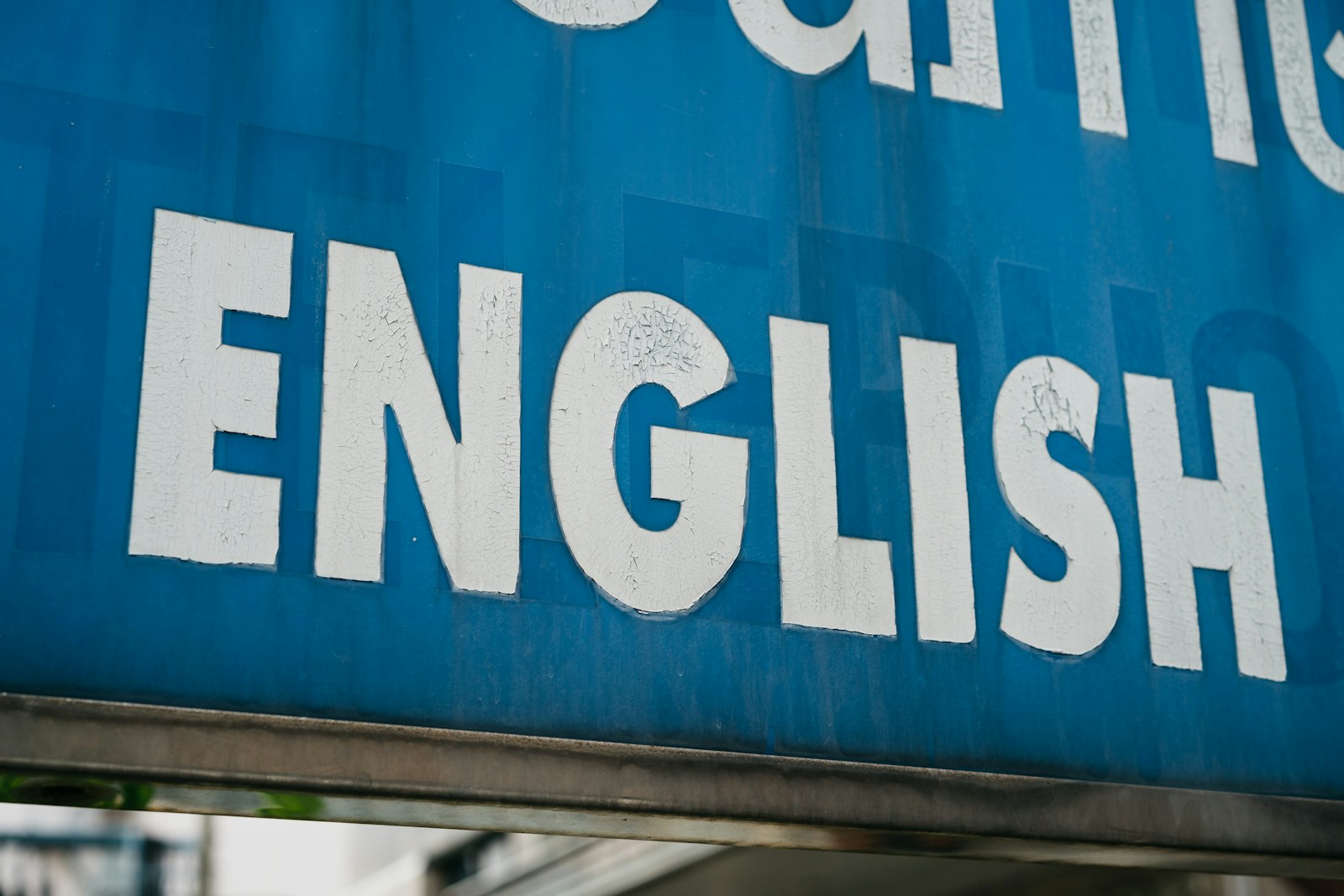 a ctre a blue sign with white lettering