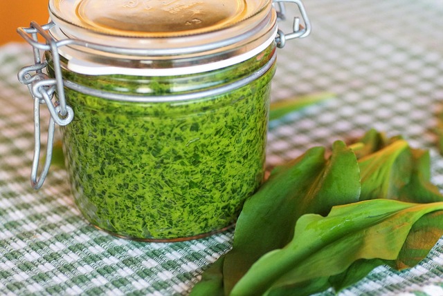 ** Pesto z resztek vs. klasyczne pesto genovese - jakie są różnice i kiedy warto wybrać alternatywną wersję? - 7 2025
