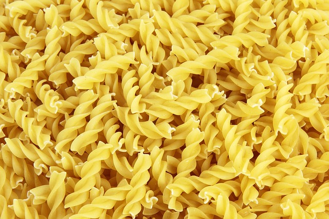 **"Makaron z patelni w 15 minut: Jak wykorzystać pesto w jednym naczyniu, minimalizując zmywanie i maksymalizując smak?"** - 5 2025