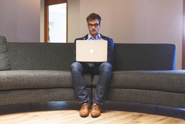 **"Freelancing w trybie 'stealth mode': Jak budować markę eksperta, pracując po godzinach na etacie, bez narażania się na konflikt interesów?"** - 7 2025