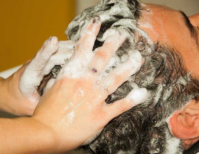 ** "Reverse hair washing" a tradycyjne mycie włosów: Która metoda jest lepsza dla Twojego typu włosów? - 5 2025